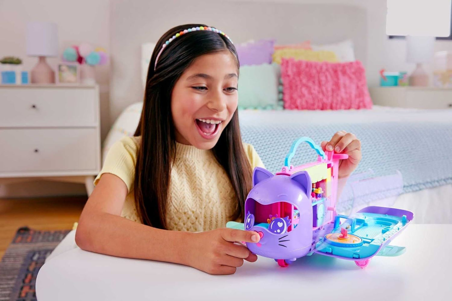 HWP19 (Polly Pocket) Kitty Airways Playset With 2 Micro Dolls And Pet